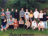 Gymnázium „Pod Vyšehradem“, třídní foto, školní rok 1998–1999