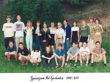 Gymnázium „Pod Vyšehradem“, třídní foto, školní rok 1999–2000