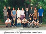 Gymnázium „Pod Vyšehradem“, třídní foto, školní rok 2000–2001