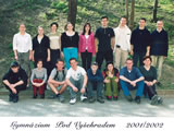 Gymnázium „Pod Vyšehradem“, třídní foto, školní rok 2001–2002