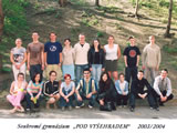 Gymnázium „Pod Vyšehradem“, třídní foto, školní rok 2003–2004