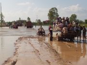 Zaplavená silnice v Kambodži